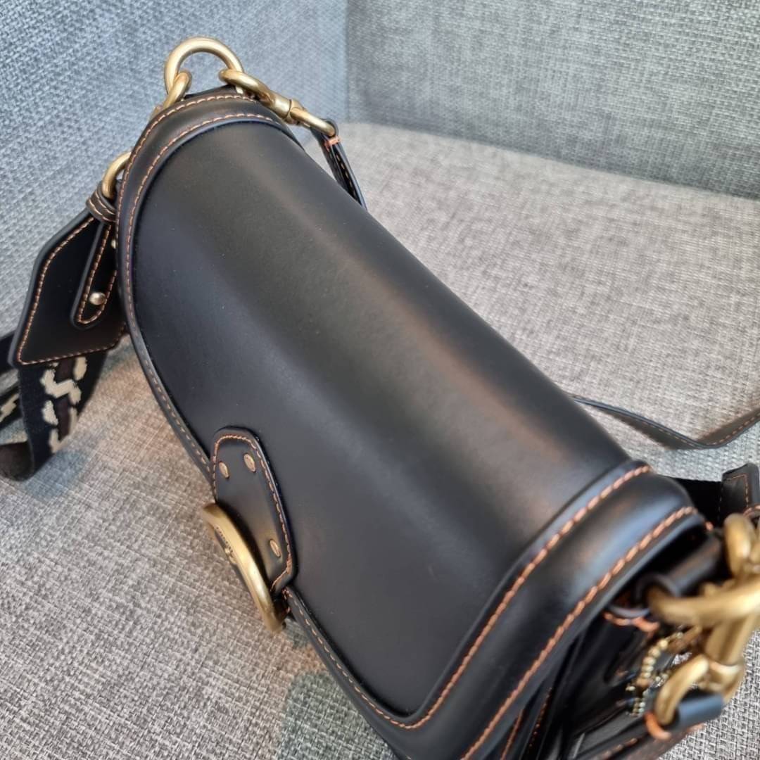 COACH C0749 BEAT SADDLE BAG The best item! ที่สาวๆรอคอย! ฮอตไฟลุก! สีหายาก ละมุนคุณหนู คอลเลคชั่นใหม่ ดีไซน์หรูหรา พิเศษมากๆมาพร้อมสายสะพาย 2 เส้น ใช้คู่กันหรือแยกสะพายก็สวยครบสูตร กระเป๋าสะพายทรง saddle คลาสสิค วัสดุหนัง glove-tanned ทนทาน เปิด-ปิดด้วยกร