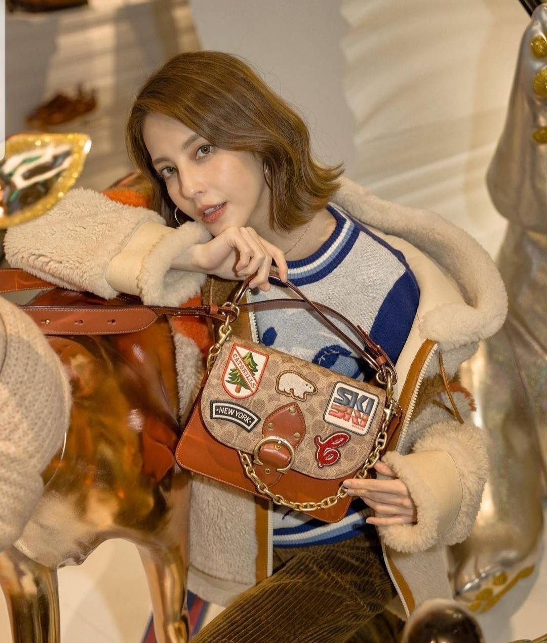 OUTLET 】COACH BEAT SHOULDER BAG IN SIGNATURE CANVAS WITH PATCHES (C6837) ไหวมั้ยเนี้ย!! สวยฟาดอีกแล้วนะยูวว 🤩🌺คอลเลคชั่นใหม่สุดปัง อลังเวอร์!//กระเป๋าถือ สะพายไหล่ลาย SIGNATURE ตกแต่งความเก๋ด้วยแผ่นแปะลวดลายที่มีเฉพาะจาก COACH คอลเลคชั่นนี