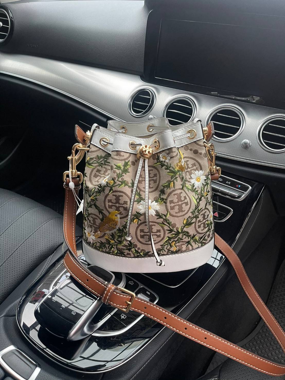 ของแท้ 💯% Tory burch t monogram jacquard embroidered bucket รุ่นใหม่ล่าสุดจาก TORY BURCH ครั้งแรกกับโมโนแกรม ที่ได้รับแรงบันดาลใจมาจากโลโก้สุดคลาสสิก