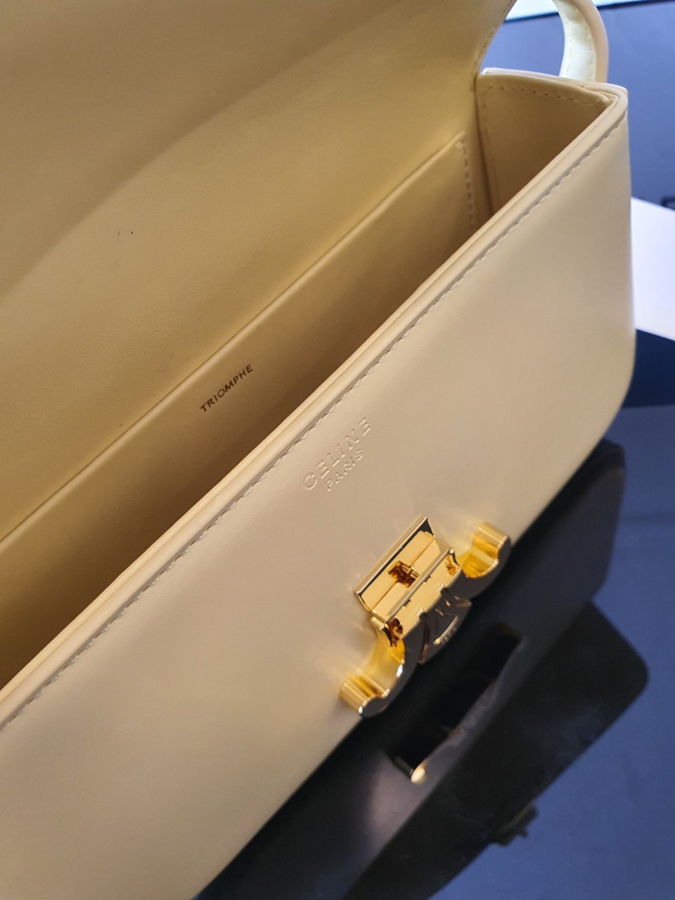 CELINE TRIOMPHE SHOULDER BAG งานหนังทั้งใบลายสวยหรู ด้านในเปิดด้วยด้วยที่บีบโลโก้อะไหล่ทอง จุของได้กำลังดี ใส่โทรศัพท์ กระเป๋าสตางค์ใบสั้น ของจุกจิกได้ เหมาะกับสาวๆในวันที่อยากสะพายชิลๆ ห้ามพลาดค่ะ!