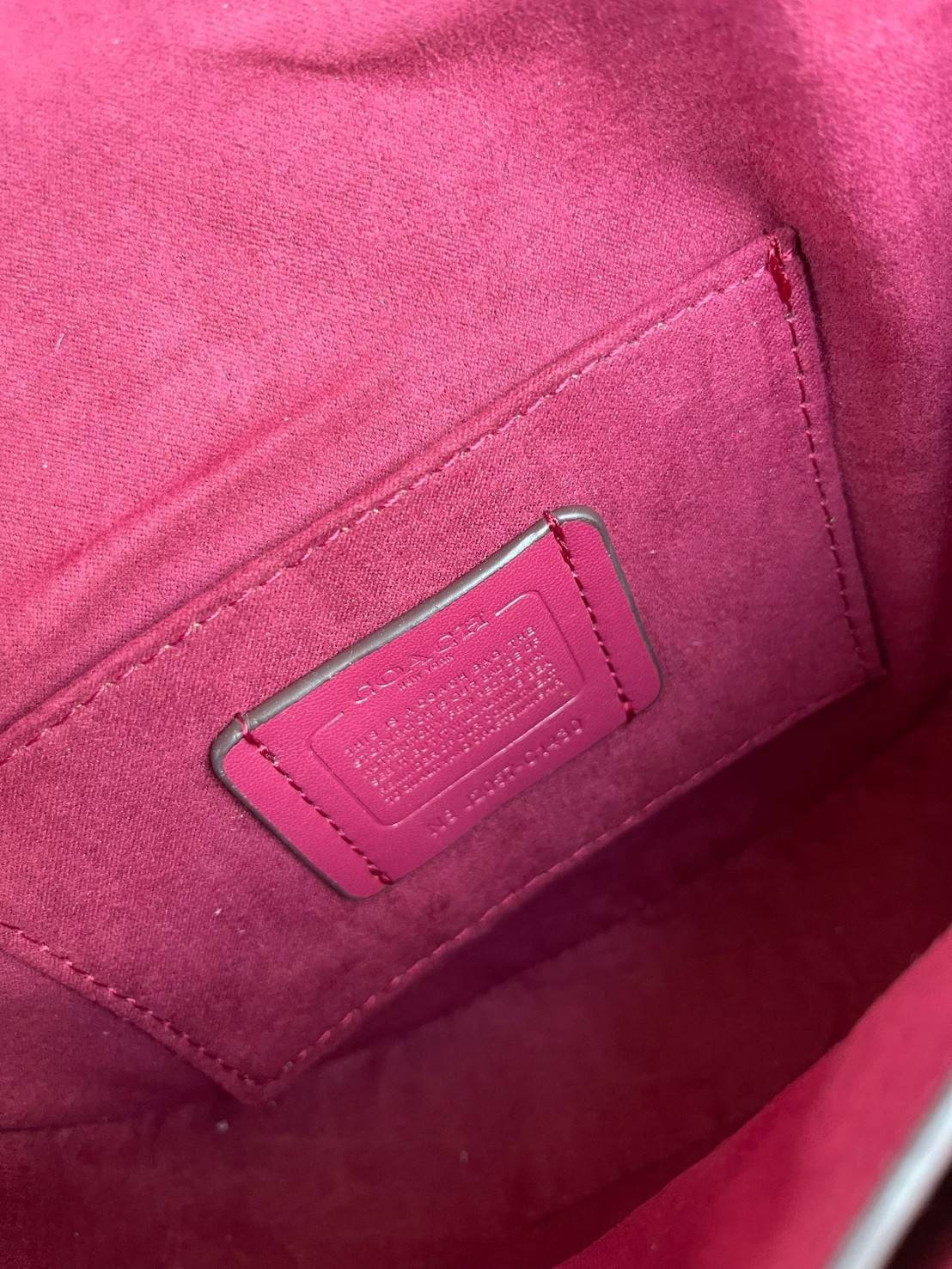 พร้อมส่งที่ไทยครบทั้ง6สีค่ะ 😘 Coach Ellen Crossbody In Signature ((C1432)) กระเป๋าทรงฮาฟมูนรูปทรงคลาสสิก ออกแบบให้มีลักษณะโค้งมน ไม่ดูเป็นทรงแข็งจนเกินไป ดีไซน์และสีของกระเป๋ายังเรียบง่าย เข้าได้กับทุกชุด สะพายครอสบอดี้ร์//สะพายข้าง หรือถือแบบคลัท