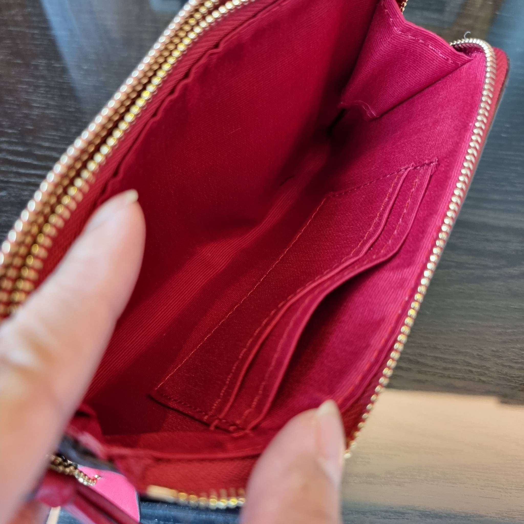 COACH F87591 DOUBLE CORNER ZIP WALLET IN SIGNATURE COATED CANVAS คล้องมือรุ่น 2 ซิป!! มาแล้วจ้า 🌟🤗 ไซส์นี้คือเหมาะมือจริงๆ พกง่ายเช่นเคย ไม่ต้องกังวลว่าจะเกะกะหรือกินพื้นที่กระเป๋าหลัก วัสดุหนังแคนวาสเคลือบลาย มีช่องหลักแยก 2 ช่อง ภายในบุผ