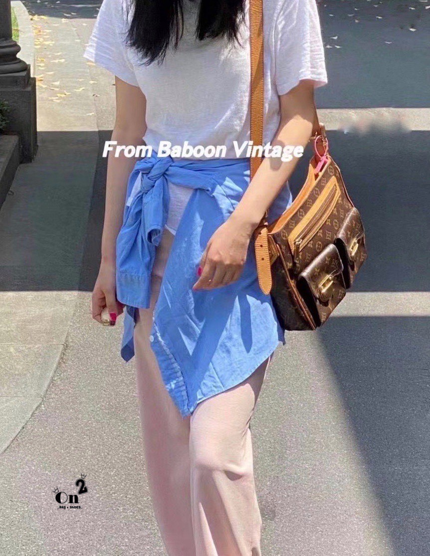 LV Hudson GM Monogram กระเป๋าสะพายสุดเท่ห์ไม่ซ้ำใคร Unisex ขนาดกำลังดี รูปทรงสวย ด้านหน้าโดดเด่นด้วยสกรีนโลโก้แบรนด์ วัสดุแคนวาส ผสมหนังแท้ ด้านในโล่งกว้าง มีช่องแยกย่อยไว้เก็บของสำคัญได้อย่างเป็นสัดส่วน จุของได้เยอะ พร้อมสายสะพาย ปรับระดับได้ตามการใช้งาน