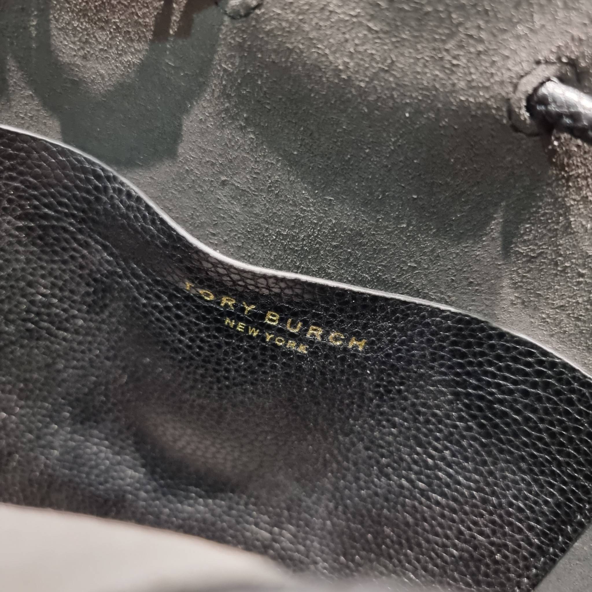 TORY BURCH MILLER BUCKET BAG / Tory Burch Bag รุ่นยอดนิยม สวยหรู ดูผู้ดี กับกระเป๋าสะพายบัคเก็ตใบใหญ่ โดดเด่นด้วยโลโก้สีทอง รูปทรงคลาสสิค ใช้งานง่ายด้วยหนังรูด