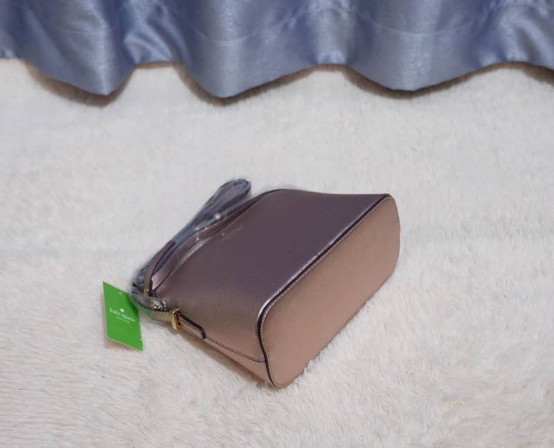 KATE SPADE CEDAR STREET MANDY แบรนด์ดังจากอเมริกาสุดฮิต กระเป๋าขนาดน่ารัก สะพายข้าง หนัง saffiano ภายในลายสวยเก๋สีทองเรียบหรู ทรงแข็งอยู่ทรง MUST HAVE!!