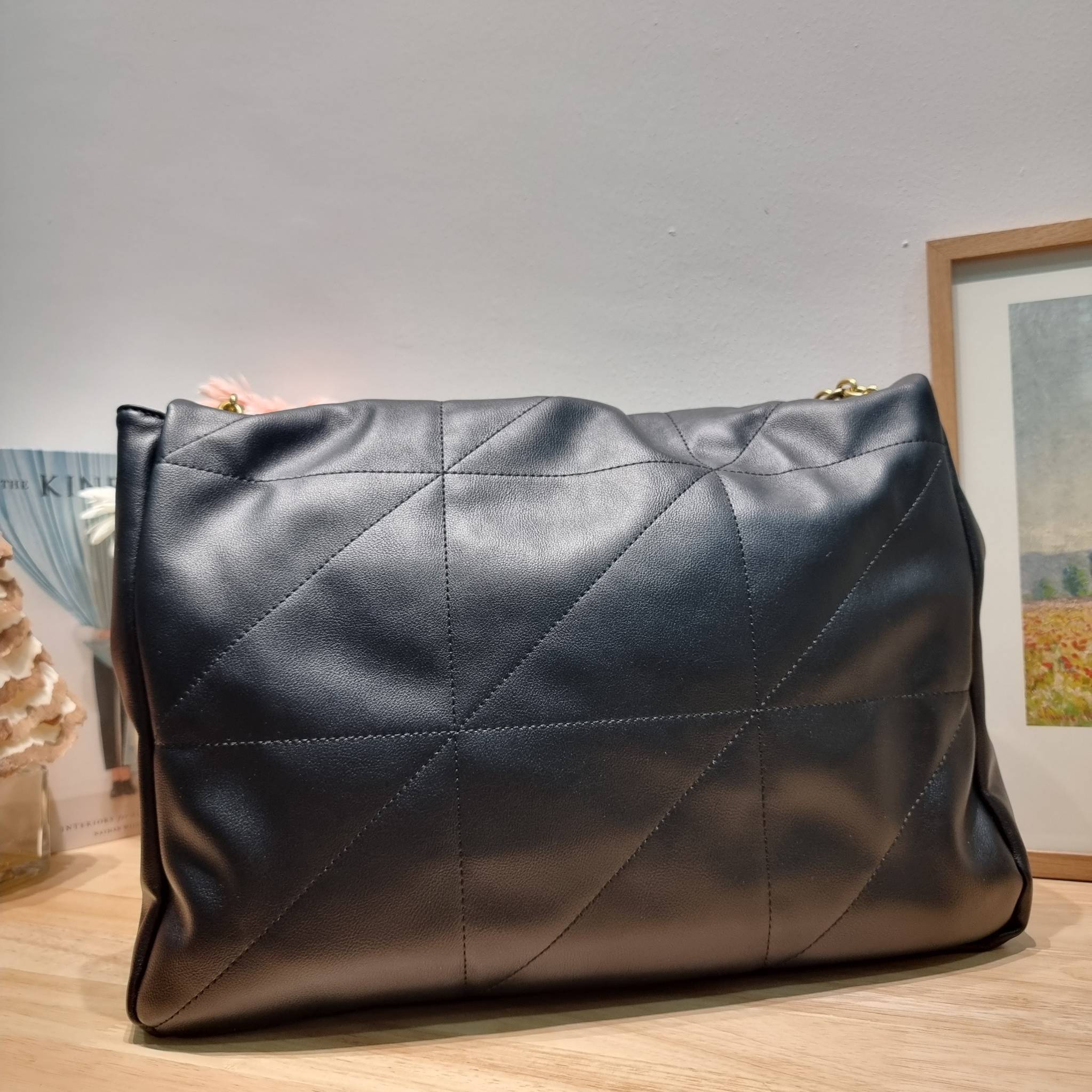 YSL jamie 4.3 in lambskin กระเป๋าสะพายใบใหญ่ เรียบหรู ดูปัง ดูแพง สีดำคลาสสิคตัดกับอะไหล่สีทองได้อย่างลงตัว ครบเครื่องตัวมัม! ดีไซน์ใหม่ 2023 สัมผัสผิวกระเป๋าดูดีมากๆ