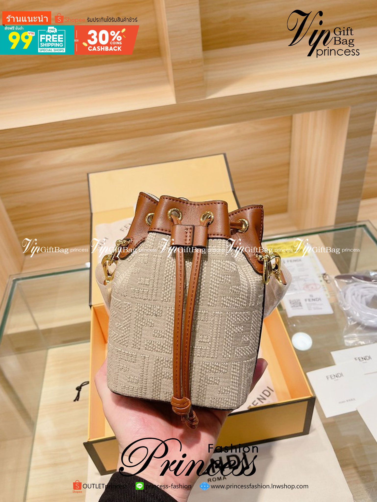 FENDI MINI BUCKET BAG / Fendi Mon Tresor Beige Raffia mini Bag กระเป๋าสะพายทรงขนมจีบยอดฮิต ไซส์มินิ ที่น่ารักน่าใช้มาก ดีไซน์สวยอยู่ทรง วัสดุผ้าแคนวาสสลับหนังแท้ ดีเทลห่วงคล้องอะไหล่สวยหรู มาพร้อมสายสั้นคบ้องแขน และสายครอสบอดี้สำหรับสะพายข้าง สลับใช้ได้ไม