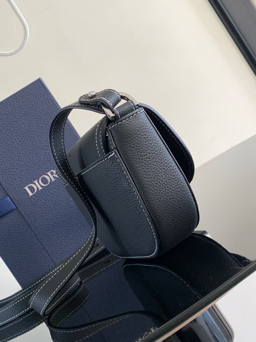 DIOR MINI Saddle Messenger Bag with Flap / Khaki / Black / Oblique Jacquard with Grained Leather กระเป๋าสะพายทรงแมสเซ็นเจอร์ รุ่นยอดนิยมของท่านชาย เกรดท็อปออริ สลับแท้ 1:1