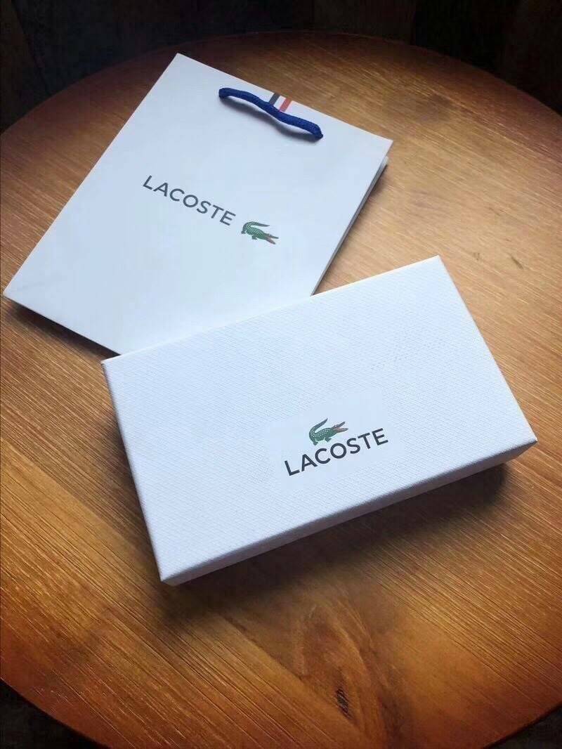 LACOSTE FACTORY LONG WALLET กระเป๋าสตางค์ใบยาวรุ่นใหม่ล่าสุดหนังสวยอยู่ทรงเปิดปิดด้วยซิปรอบด้านหน้ามีโลโก้แบรนด์เรียบหรู ภายในมีโลโก้ ช่องซิป ช่องใส่บัตรหลายช่องใส่มือถือ iphone8 เหรียญ บัตรได้เยอะ ตัวจริงสวยน่าใช้คลาสสิคไม่มีเอ้าท์ ราคาสุดคุ้ม สินค้ามาพร