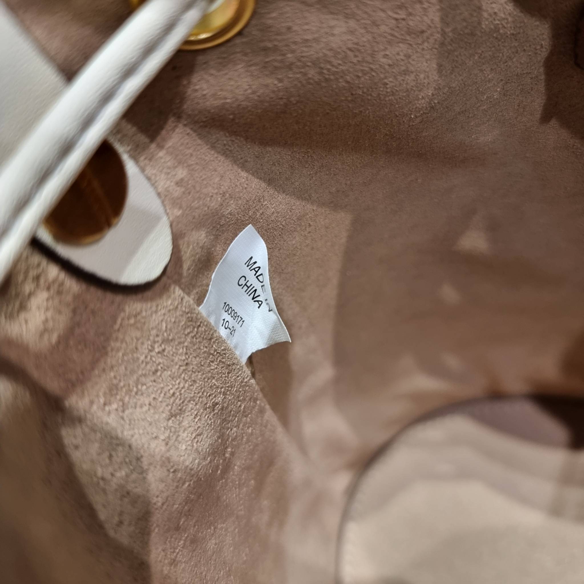 TORY BURCH T MONOGRAM EMBOSSED MINI BUCKET BAG คอลเลคชั่นใหม่ กับกระเป๋าบัคเก็ตทรงยอดนิยม ในไซส์มินิ ดีไซน์ใหม่ล่าสุด สวยลูกคุณหนู หรูหรา!! ด้วยดีเทลผิวลายนูนลวดลายเอกลักษณ์ วัสดุหนังแท้ ปากกระเป๋ารูดเปิด-ปิดได้ มีหูจับในตัว สะดวกใช้ไปอีก และมีสายสะพายข้า