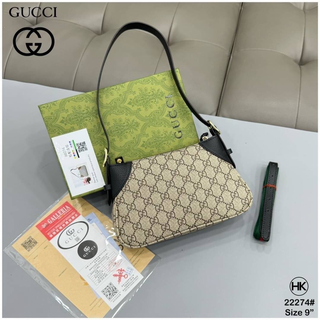 GUCCI GG Emblem small shoulder bag กระเป๋าสะพายคอลใหม่ทรงพอช ได้รับแรงบันดาลใจจากโลกแห่งการขี่ม้าดีไซน์คลาสสิคคงความเอกลักษณ์ สะพายไหล่ได้อย่างสง่างาม ขนาดน่าใช้มากๆ