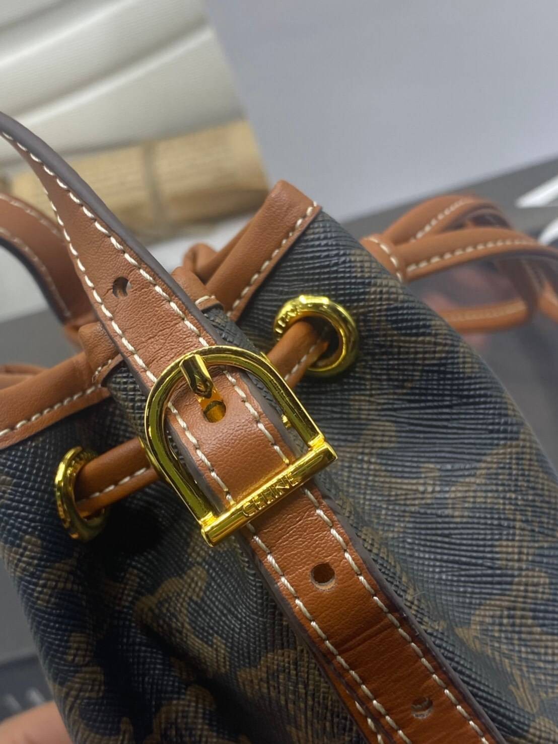 VIP 】หนังแท้ CELINE MINI DRAWSTRING BAG IN TRIOMPHE CANVAS AND CALFSKIN กระเป๋าทรงบัคเก็ตขนาดมินิน่ารัก ในรุ่นนี้ได้รับคำชื่นชมจากแฟชั่นกูรูทั้งหลาย เนื่องจากมีรูปทรงที่สุดแสนจะเรียบง่าย มีช่องใส่ของที่กว้าง ตัวกระเป๋าเป็นแบบหูรูด ช่วยให้เปิด-ปิดง่าย สะดว