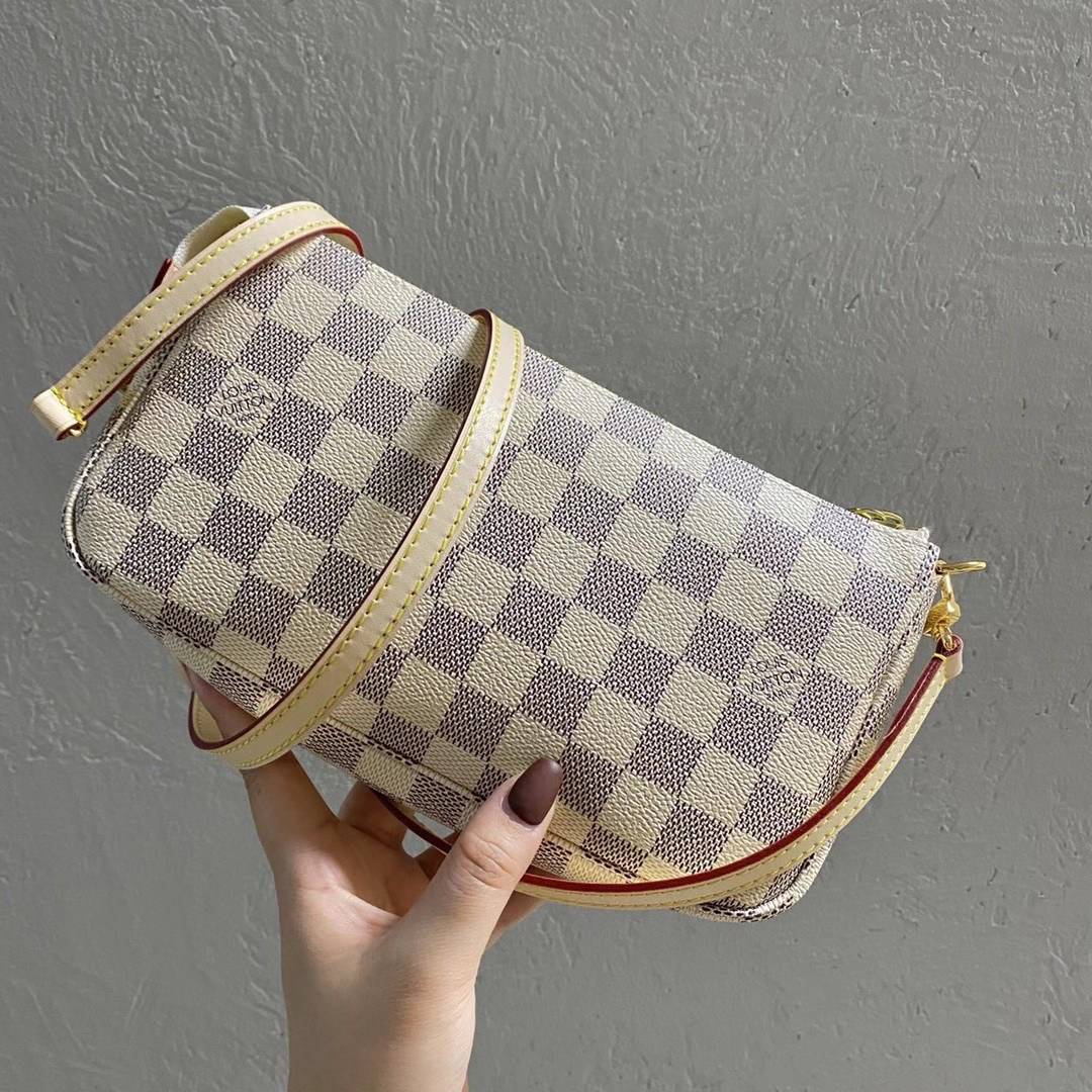 หนังแท้ LOUIS VUITTON MONOGRAM POCHTE ACCESSORIES BAG พร้อมส่งที่ไทย รุ่นฮิตตลอดกาล ต้องมีไว้ครอบครองจ๊ะ ที่สำคัญไม่ต้องเสียตังเยอะซื้อของแท้ก็ได้งานที่เทียบเท่าของแท้เพราะสำหรับรุ่นนี้เราอัพเกรดมาแล้ว งานละเอียดทุกตารางนิ้ว หนัง&อะไหล่นำเข้า การวางลายตรง