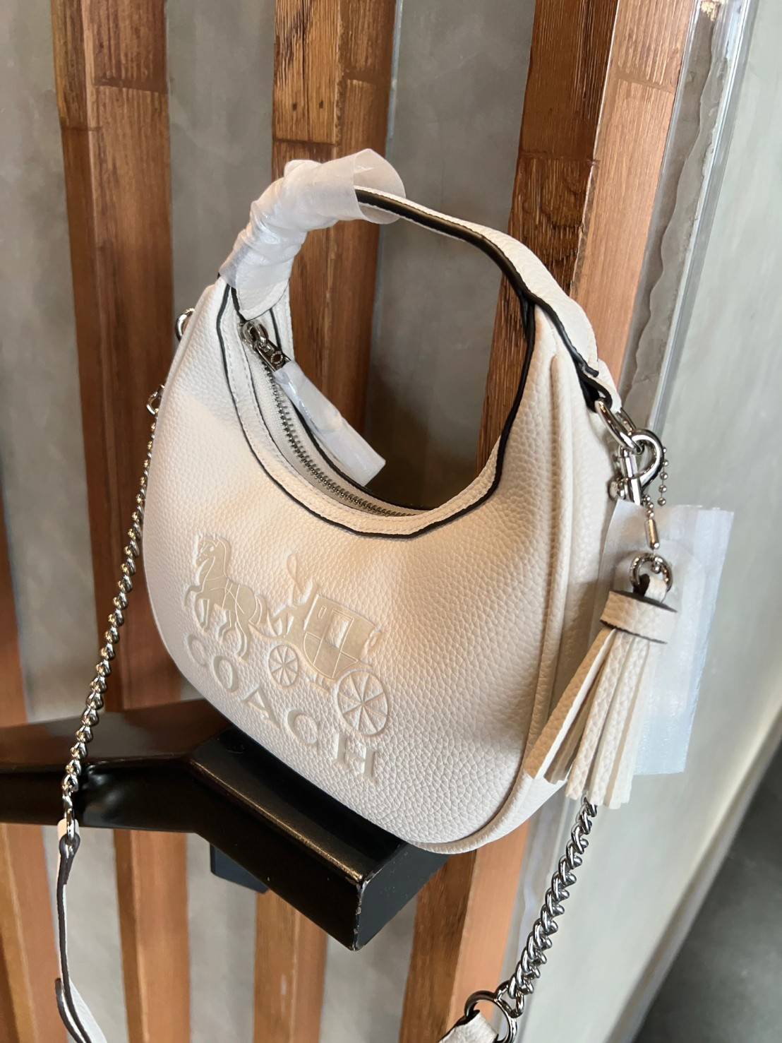 COACH CARMEN MINI CROSSBODY BAG กระเป๋ารูปทรงพระจันทร์โค้งมน น่ารักน่าใช้มากๆ!! เกรดท็อปออริ เกรดดีสุด สลับแท้ 1:1 ใช้ต่างประเทศได้