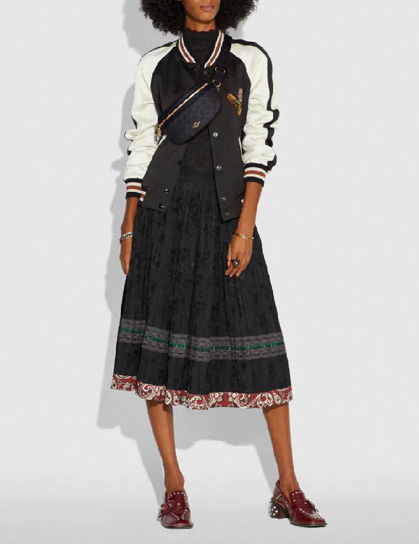 LIMITED EDITION !! COACH BELT BAG IN SIGNATURE WITH REXY BY GUANG YU กลับมาอีกครั้งกับ Coach X Disney สวยงามมากๆค่ะ คาดอก คาดเอวได้ ลาย C ตัดขอบหนังเรียบ มีช่องซิปทั้งหน้า//หลัง ใส่มือถือได้ทุกรุ่น;พาสปอร์ตได้ ;กระเป๋าเงินใบกลางได้;อื่นๆจำเป็นได้ครบค่ะ.