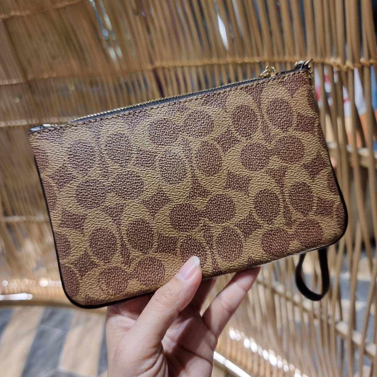 COACH 32445 SMALL WRISLET IN COLORBLOCK SIGNATURE CANVAS คอลเลคชั่นคัลเลอร์บล็อคสวยหรู ในรูปแบบกระเป๋าคล้องมือ ขนาดพกพา ไซส์กำลังสวยมากๆ พกง่ายไปเลยจ้า วัสดุหนังแคนวาส ตัดหนังแท้ ภายในโล่ง มีช่องใส่บัตร ตอบโจทย์สาวๆที่ไม่ชอบความพะรุงพะรัง พกใบนี้คือสะดวกส