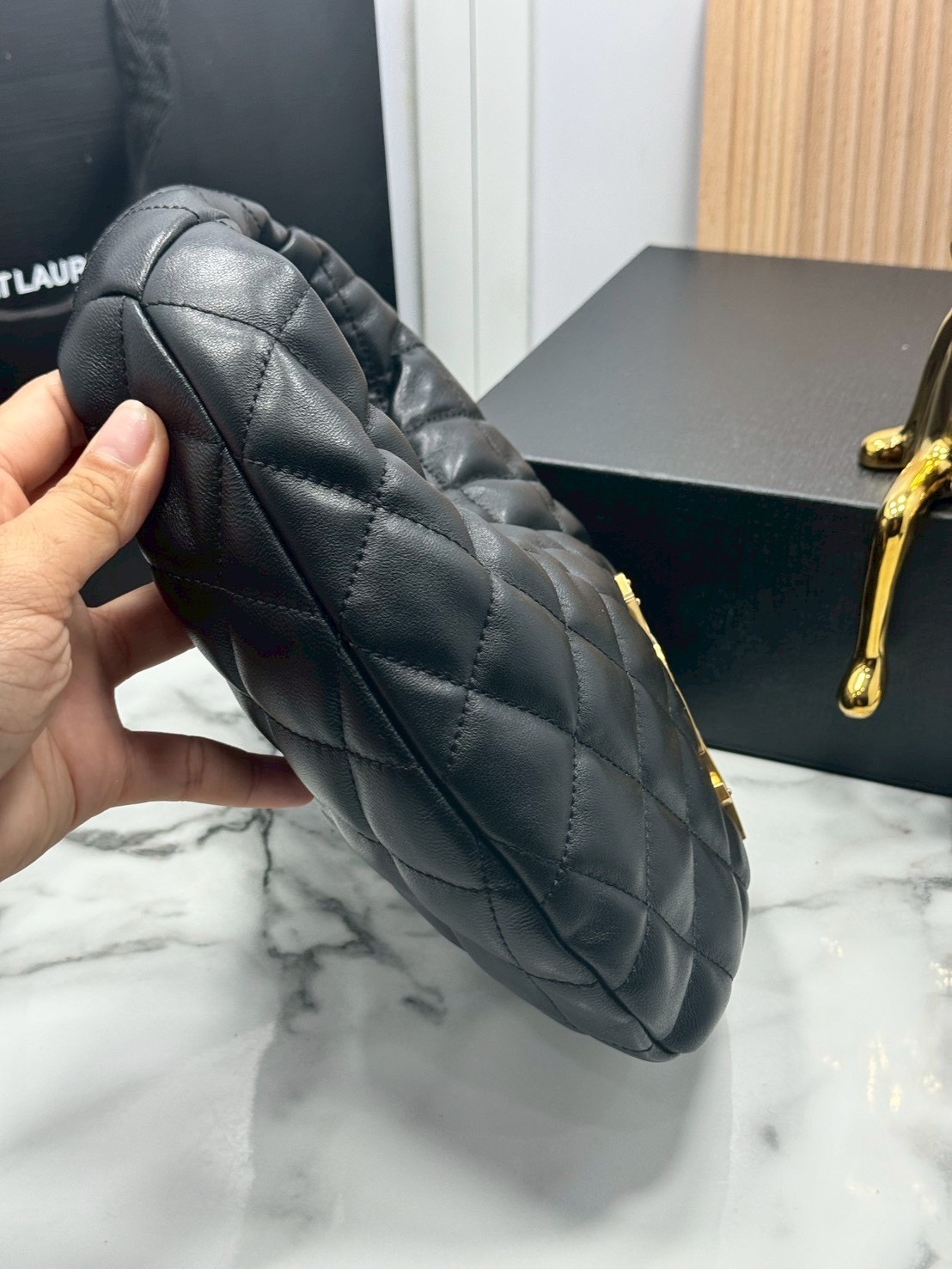 ORI หนังแท้ | YSL ICARINO in quilted nappa 25cm กระเป๋าถือ Icare รุ่นยอดนิยม ปรับไซส์ใช้งานง่าย ดีไซน์ทันสมัย น้ำหนักเบา เรียบหรู โดดเด่นด้วยโลโก้แบรนด์สีทอง