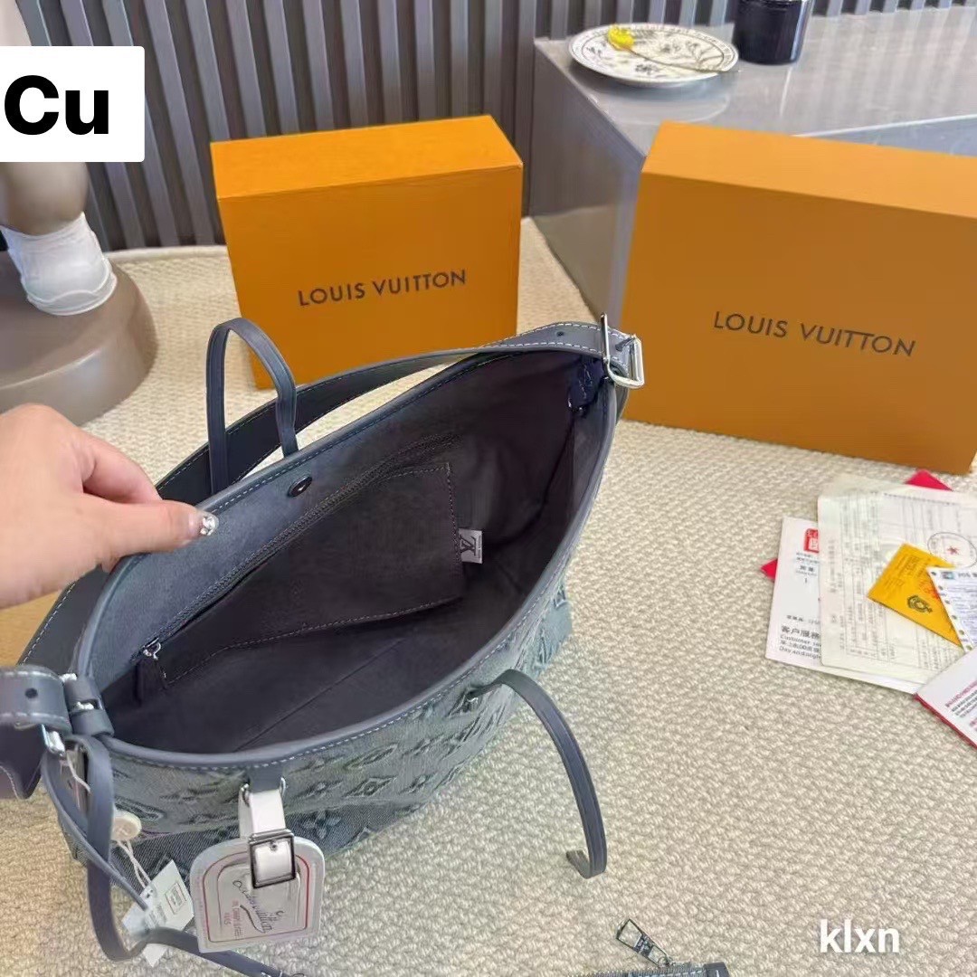 LV Carryall Denim Vintage Tote Bag กระเป๋าทรงโท้ทเดนิมสไตล์วินเทจ รุ่นใหม่ปั้มนูนลายโมโนแกรมบนเดนิมสุดไอคอนิก ที่ใครเห็นต้องเป็นคลั่งรัก ผู้ดี หรูหราได้ทุกลุค ทุกสไตล์