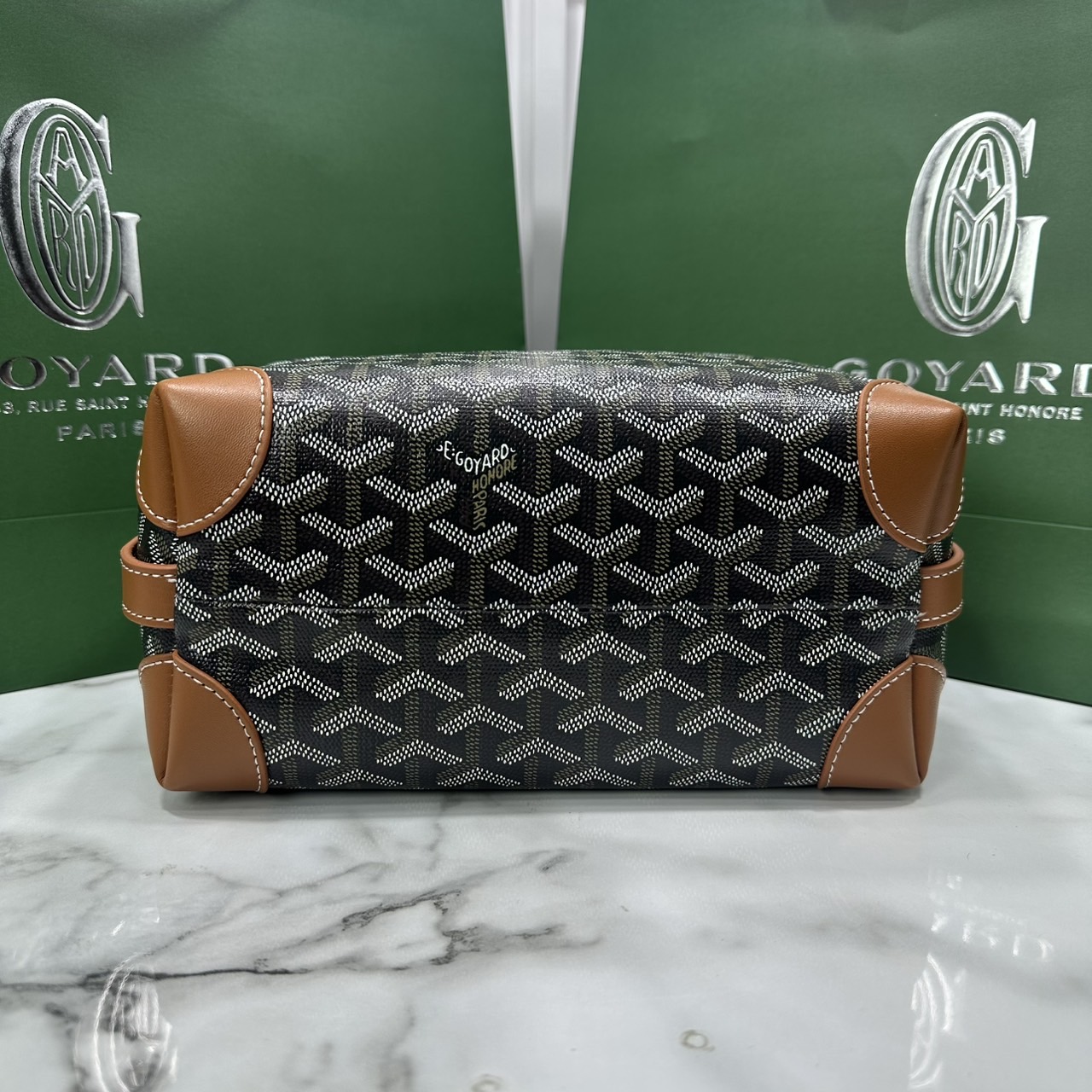 ORI หนังแท้ | Goyard Bowling 25 Toiletry Bag / Goyard Pouch กระเป๋าทรงพอช พร้อมสายถือจับถนัดมือใช้งานง่ายกะทัดรัด ตอบโจทย์ความเรียบง่ายแต่คลาสสิก ใช้ได้ทั้งชายหญิง หรูหรา ติดแกรมที่สุด เป็นรุ่นตามหา ที่ตอนนี้มีพร้อมส่งแล้วค่า