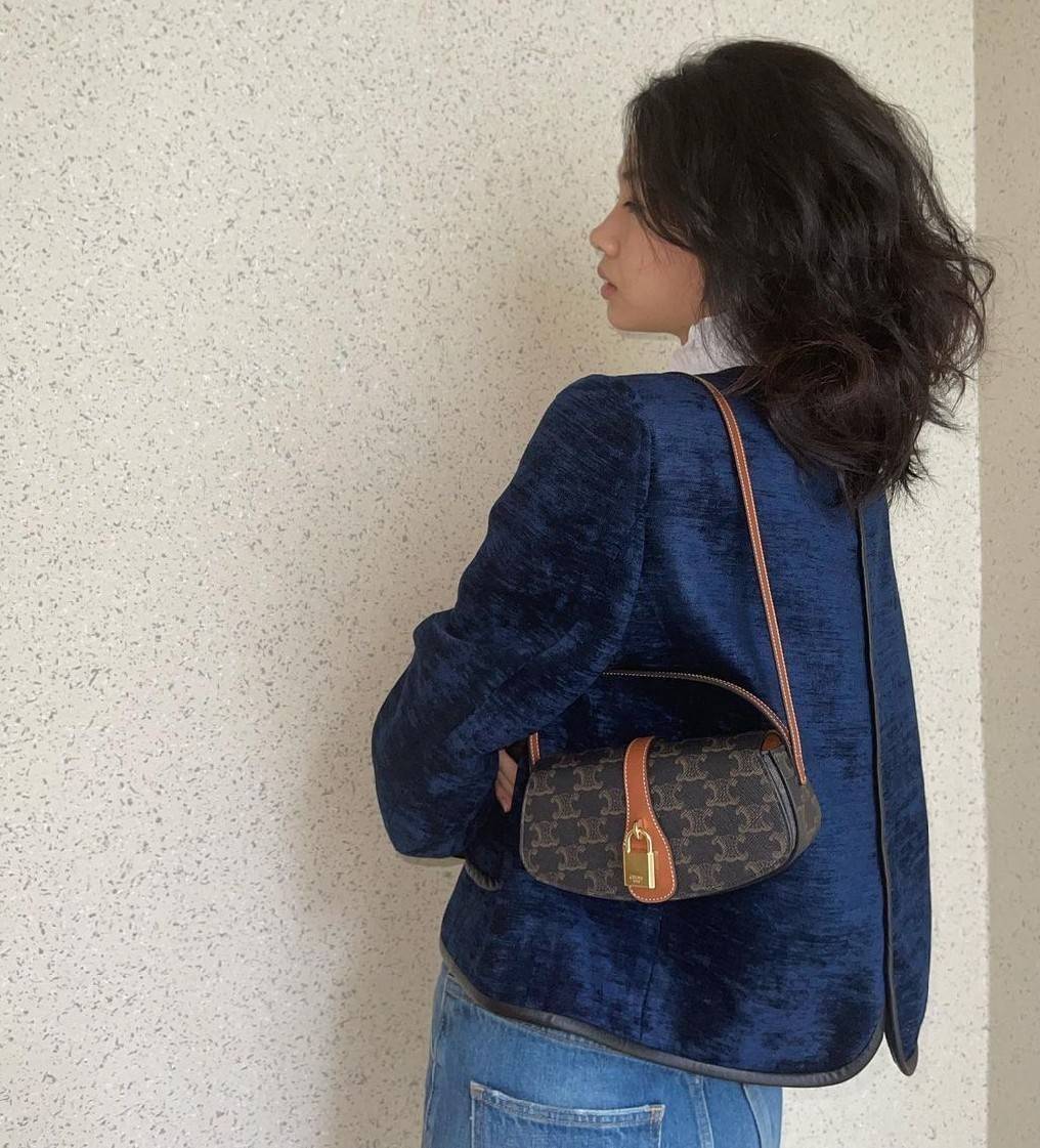 CELINE MINI CROSSBODY BAG VIP GIFT WITH PURCHASE (GWP) กระเป๋าพรีเมี่ยมกิ๊ฟ Limited Edition จาก CELINE PARFUME DUTYFREE COUNTER วัสดุ TRIOMPHE CANVAS ดีไซน์สุดคลาสสิคเปิดปิดด้วยฝาปิดแม่เหล็ก ด้านหน้าตกแต่งด้วยแม่กุญเเจแบรนด์สามารถใช้งานจริงได้ ภายในโล่งมี