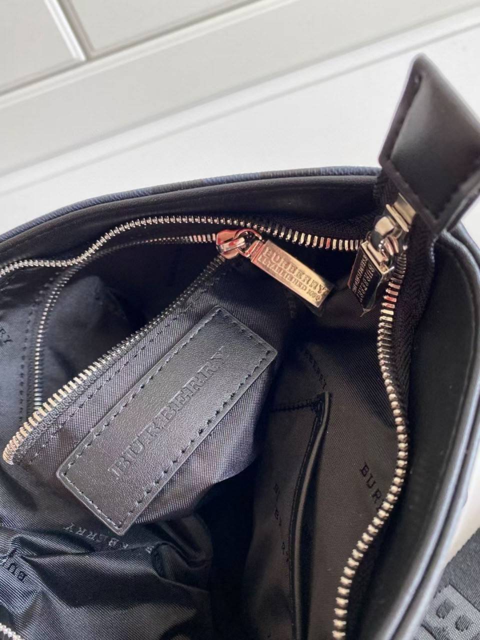 พร้อมเป็นของขวัญ มอบให้คุณผู้ชายแล้วค่ะ สำหรับ BB CROSSBODY VINTAGE BAG VIP GIFT WITH PURCHASE (GWP) พรีเมี่ยมกิ๊ฟ Limited Edition จากBURBERRY วัสดุหนังโทนสีสุภาพ คลาสสิก ตกแต่งด้วยซิปสะดวกใช้ด้านหน้า ช่องหลักเปิดปิดด้วยซิปยาวด้านบน พร้อมช่องซิปอีกหนึ่งช่