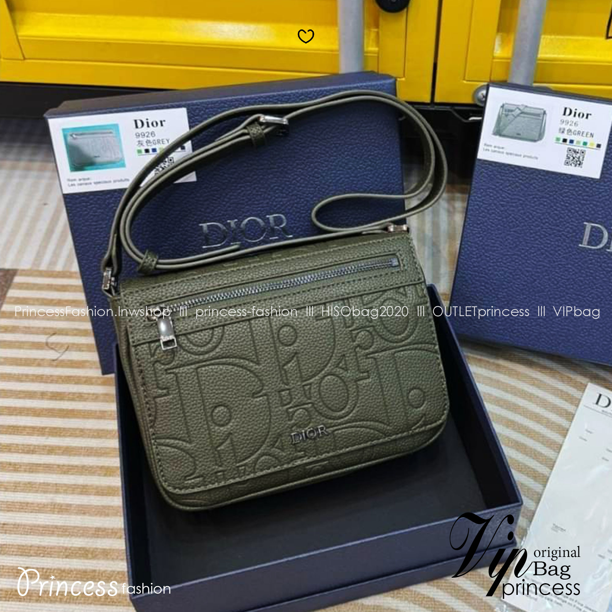 DIOR Messenger Bag with Flap กระเป๋าสะพายทรงแมสเซ็นเจอร์ รูปทรงใหม่ทันสมัย ปั้มลายแบรนด์สง่างามเหนือกาลเวลา ใหม่ล่าสุด ไอเท็มที่หนุ่มๆต้องไม่พลาด -- [รับตัวแทนกระเป๋า]