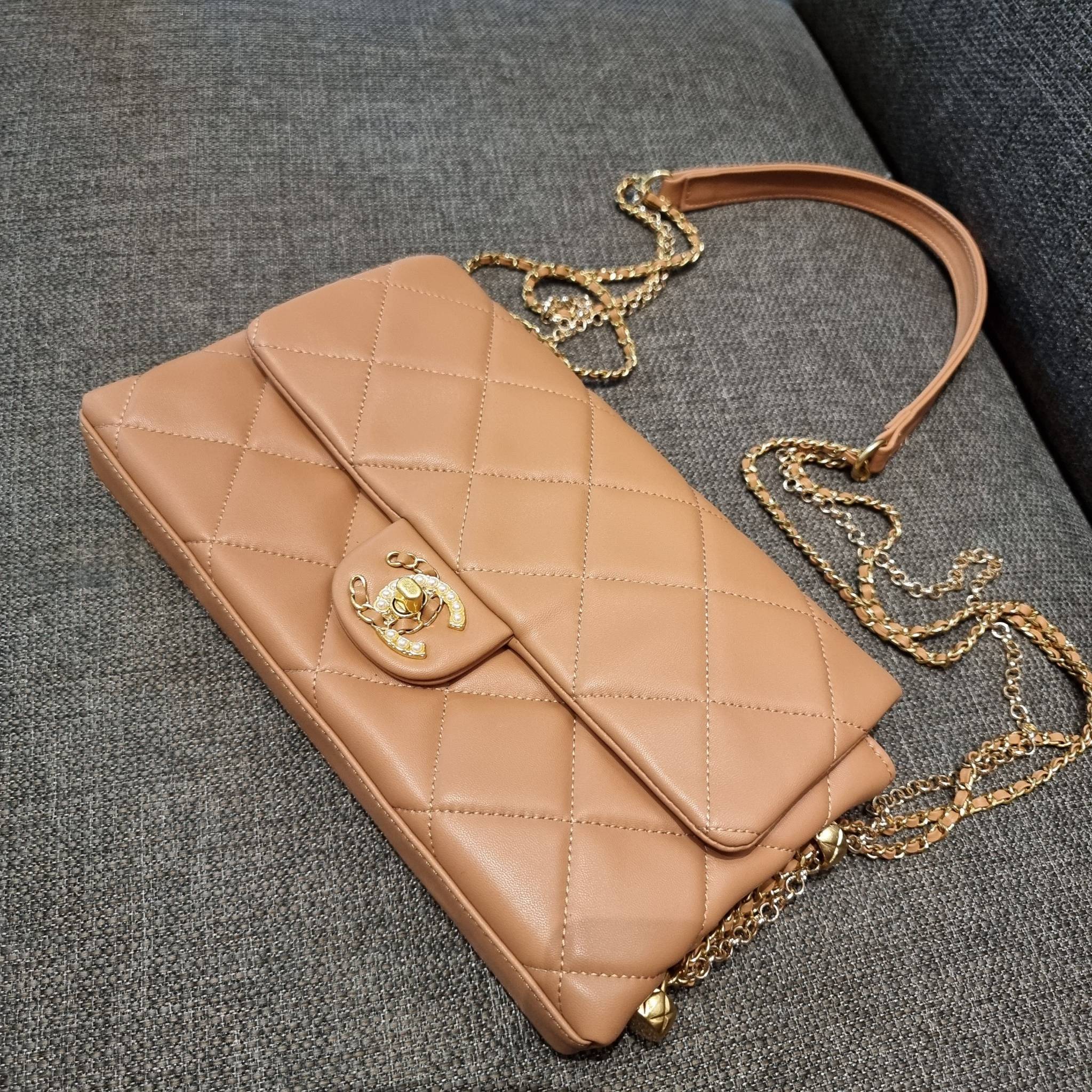 VIP 】สวยหรูพร้อมเสิร์ฟ!! กับไอเท็มสุดเลิฟจาก Chanel กระเป๋าสะพายที่สุดของความคุ้มค่า วัสดุหนังแกะนิ่มเต็มใบ เปิด-ปิดกระเป๋าด้วยตัวบิดล็อค ภายในกระเป๋าบุผ้าสวยหรู มีช่องโล่งกว้างจุของได้สบาย ใส่โทรศัพท์ กระเป๋าสตางค์ได้ มีช่องซิป 1 ช่อง ช่องย่อย 1 ช่อง ดีเ