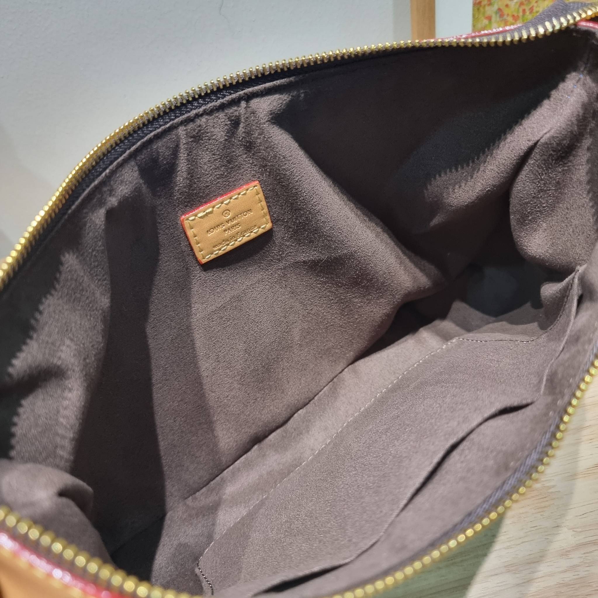 LV THAMES PM MONOGRAM BAG กระเป๋าสะพายไหล่รุ่นยอดฮิตทรงพอช ใบใหญ่กำลังดี สวยดีไซน์คลาสสิควินเทจ สายสะพายในตัวใช้งานได้คล่องตัว