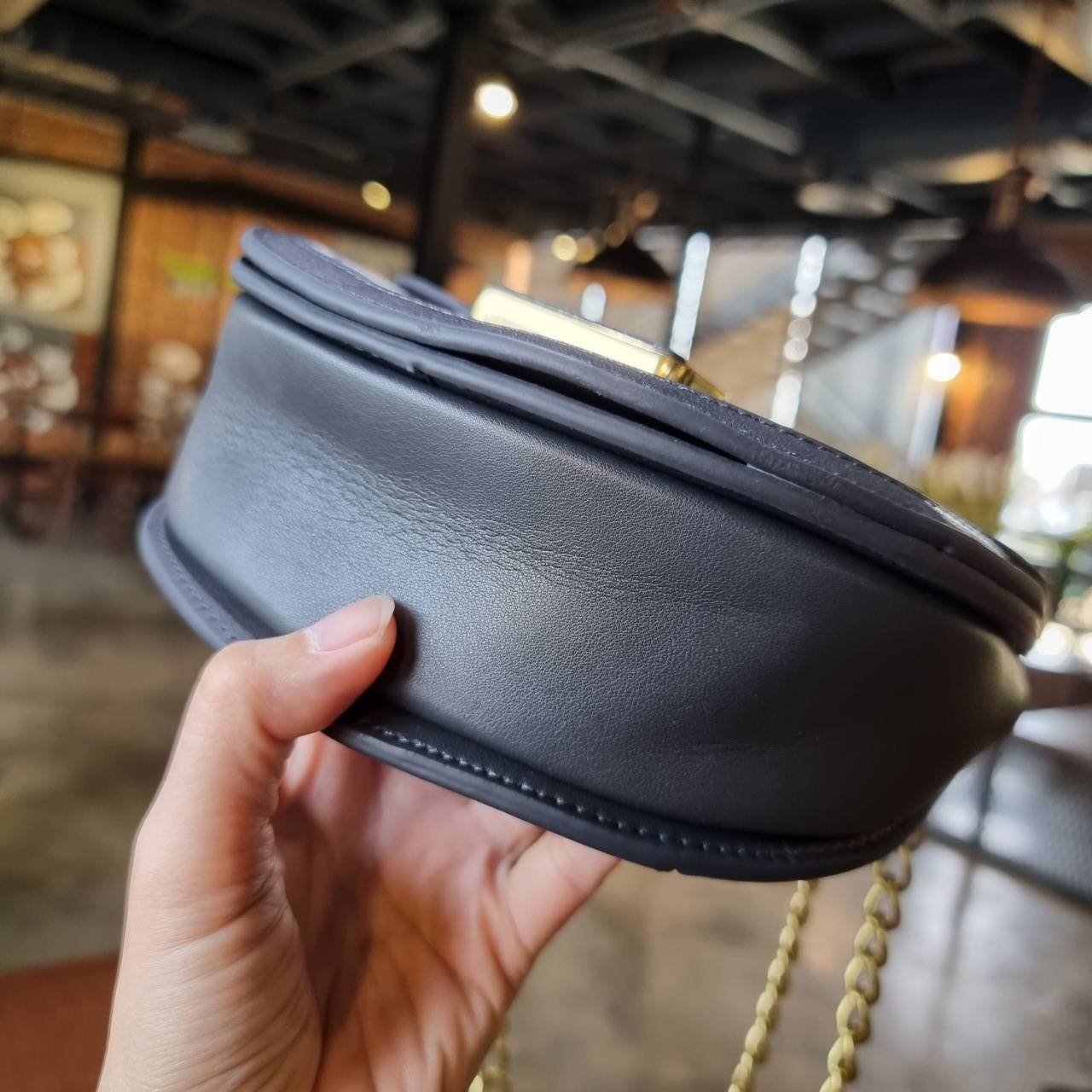 COACH ALIE SADDLE BAG IN SIGNATURE JACQUARD (C4694//C3464) New item!! กระเป๋าสะพายทรง saddle ดีไซน์วินเทจย้อนยุค แฝงความหรูในตัวด้วยอะไหล่สีทองเหลือง โดดเด่นไม่ซ้ำใครแน่นอน วัสดุผ้า jacquard สลับหนังแท้ ภายในเป็นช่องโล่ง มาพร้อมสายสะพายครอสบอดี้ ที่สามารถ