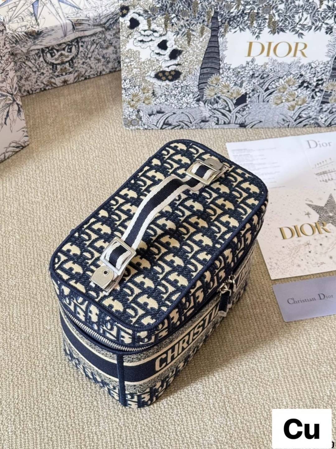 DIOR Travel Vanity Case กระเป๋าใส่เครื่องสำอางค์ไซส์ยอดนิยม ทรงกล่องสวยสามารถใช้เป็น everyday bag ได้ทุกวัน