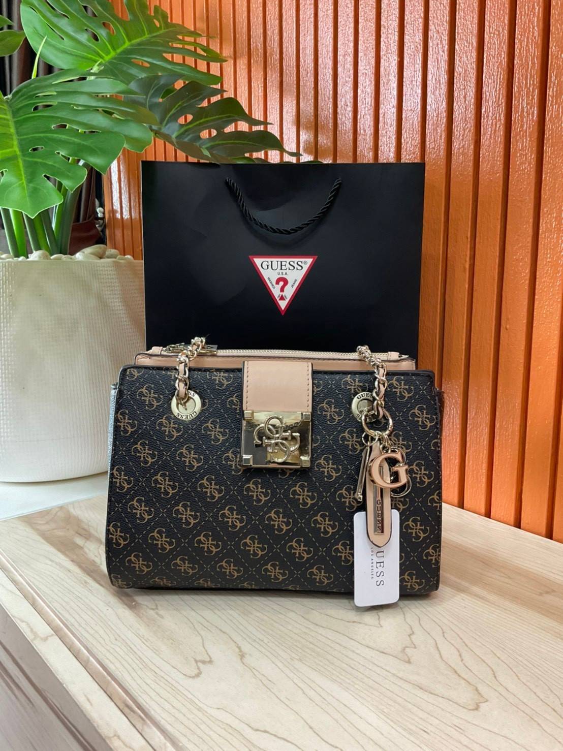 กระเป๋าสะพายไหล่ Guess Logo City Small Society Satchel กระเป๋าสะพายไหล่ ขนาดกำลังดี วัสดุ pu สวยอยู่ทรง มาพร้อมพวงกุญแจน่ารักๆ ถอดออกได้ ด้านหน้าประดับโลโก้แบรนด์ เปิดปิดด้วยซิป มี 2 ช่องหลักใช้งาน ภายในช่องซิปหน้าแยกเป็นสัดส่วนการใช้งาน ซิปช่อง 2 โล่งกว้