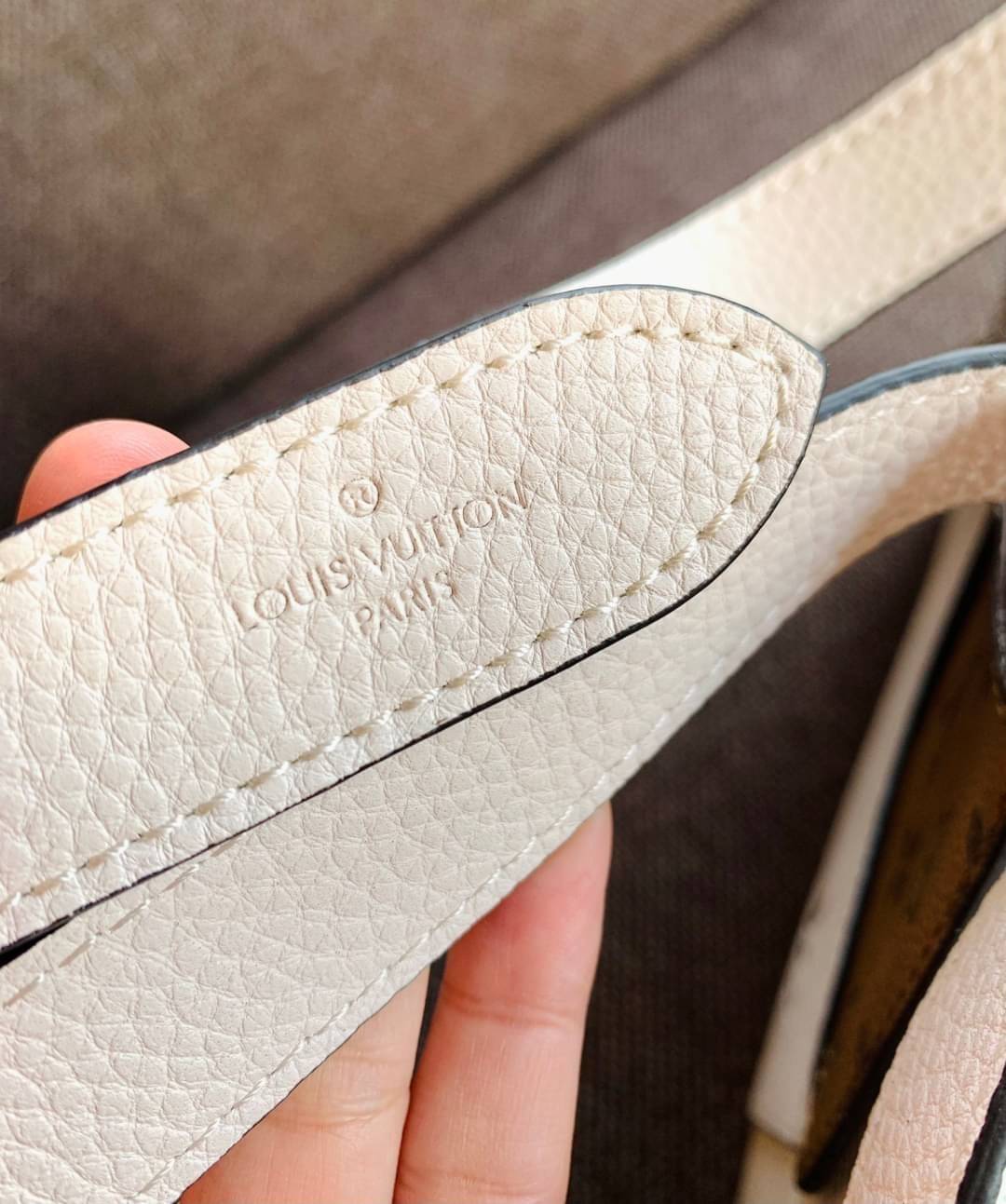 VIP 🥂 LOUIS VUITTON MARELLR EPI LEATHER รุ่นนี้ลายหนังเป็นลายไม้ มีโลโก้แบรนด์แบบฉลุด้านหน้า มาพร้อมกระเป๋าใบลูกแบบซิปจัดเก็บได้ตรงช่องด้านหน้า สามารถถอดออกแยกใช้งานได้ต่างหากนะคะ เปิดปิดกระเป๋าแบบซิป ภายในโล่ง สามารถใส่กระเป๋าเงินใบยาวได้;ของจุกจ