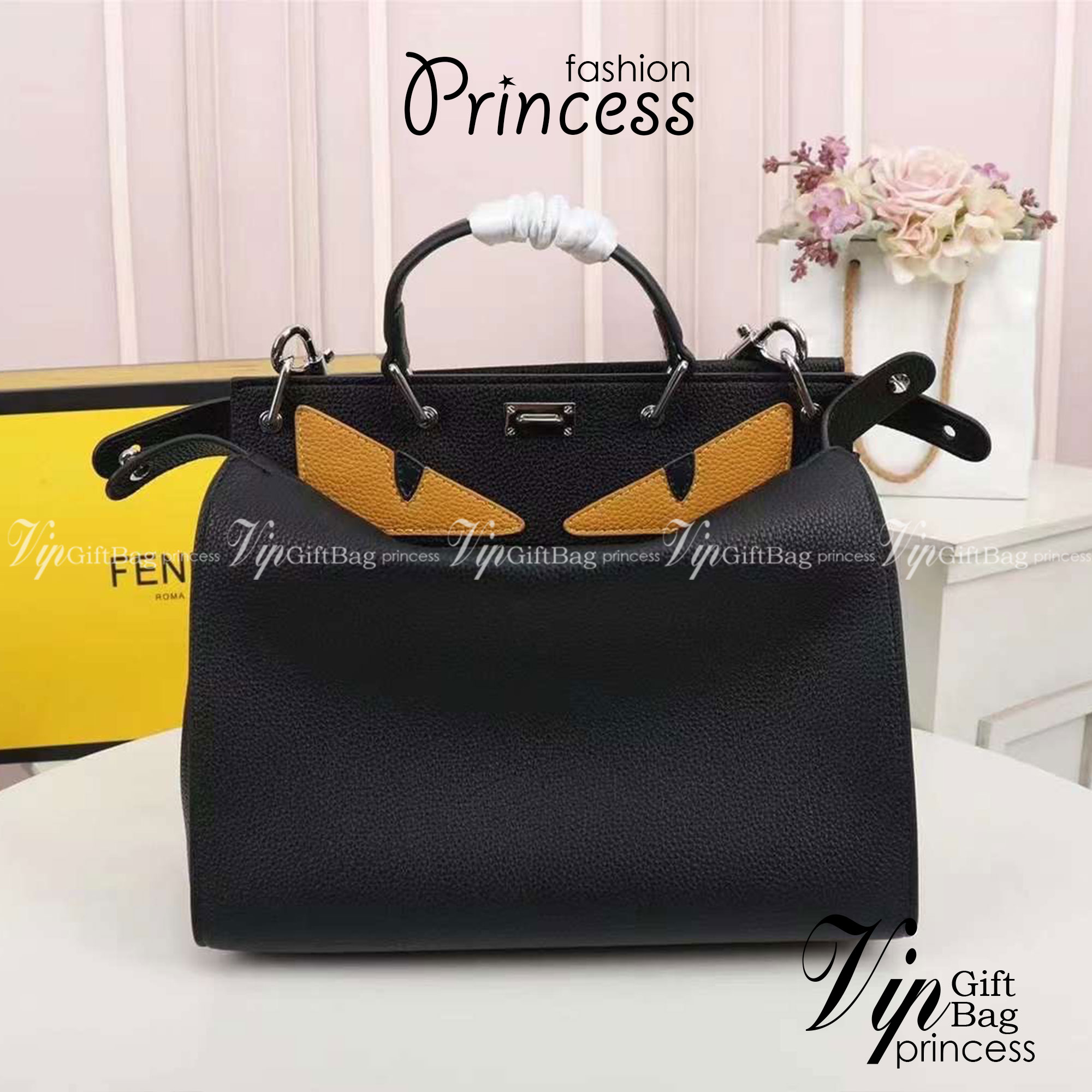 FENDI Monster Bag 30cm หนังคาเวียร์ เกรดเทพออริจินอล กระเป๋ายอดนิยมของแบรนด์ ดีไซน์สวยเรียบหรูแฝงด้วยความเก๋ สามารถสะพายหรือถือ เหมาะสมกับวัยรุ่น สะดวกในการพกพาไม่ว่าสาว ๆ จะไปเที่ยวต่างจังหวัด ต่างประเทศหรือแม้กระทั่งทำกิจกรรมแอดเวนเจอร์ต่าง ๆ ก็ไม่ทำให้