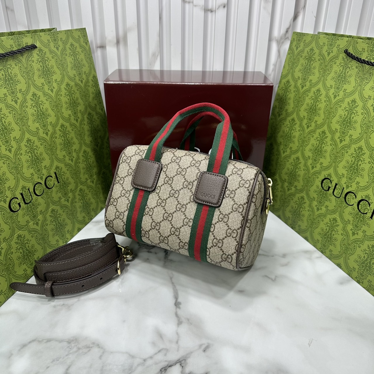 ORI หนังแท้ | GUCCI Mini GG handbag Soft Supreme 20cm / GUCCI Keepall Bag กระเป๋าสะพายทรงหมอนใบเล็ก สไตล์นี้ตีความรูปทรงกระเป๋าบอสตันโฉมใหม่ด้วยรายละเอียดผ้าแคนวาสแถบ Web