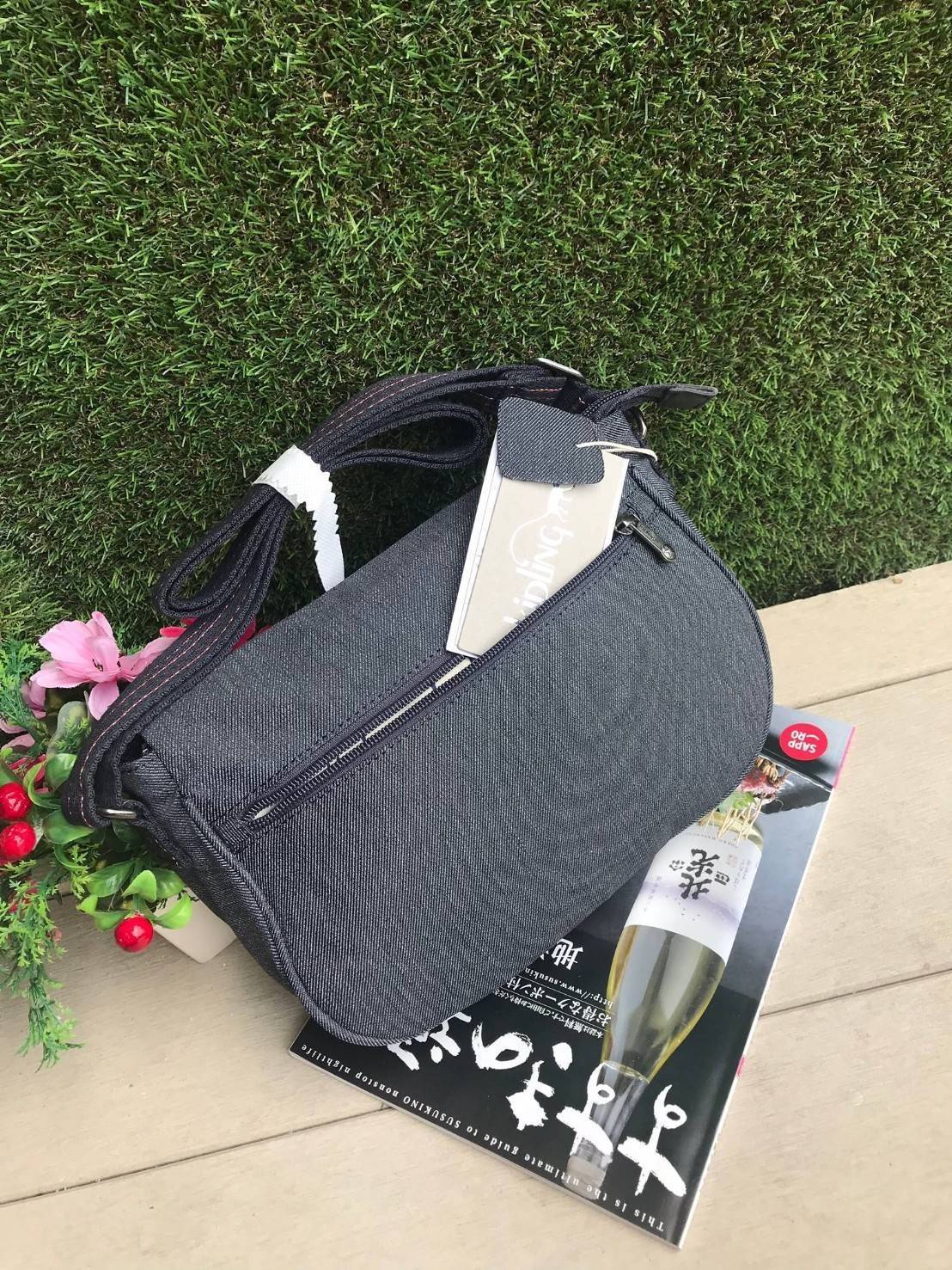 Kipling Basic Plus Earthbeat S Crossbody bag กระเป๋าสะพายทรงครอสบอดี้ สามารถสะพายได้ทั้งสายคู่และสายเดี่ยว มีดีเทลที่ฝาหน้ามีช่องซิปซ่อนทรงลึกและด้านหลังมีอีก1ช่อง ช่องหลักเปิดปิด2ชั้นด้วยกระดุมแม่เหล็กและซิปเดียวใช้งานง่าย ภายในใส่ได้ทั้งมินิไอแพด กระเป๋