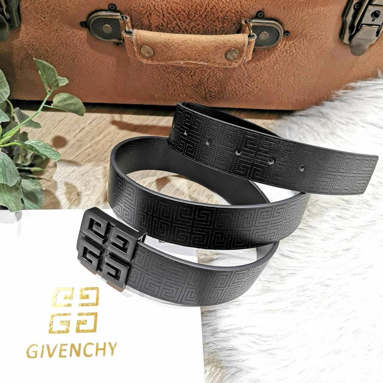 Givenchy Logo Leather Belt VIP Gift With Purchase (GWP) พรีเมี่ยมกิ๊ฟ Limited Edition จาก GIVENCHY PARFUME DUTYFREE วัสดุ Calfskin สีดำปั๊มลายแบรนด์สวยหรูดูดี หัวเข็มขัดโลโก้แบรนด์ 3D สายปรับระดับได้ ดีไซน์คลาสสิคเข้ากับทุกลุ๊คไม่มีเอ้าท์ ใช้ได้ทั้งชายและ
