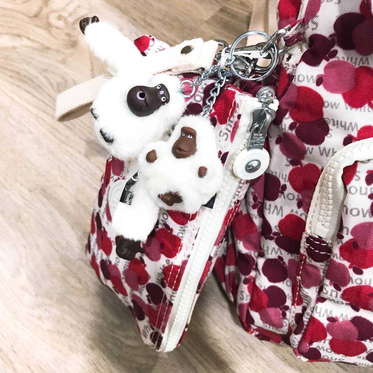 พร้อมส่งความน่ารัก! เซทสุดคุ้ม! ซื้อ1ได้ถึง2ใบ! NEW! KIPLING RAVIER DISNEY’S SNOW WHITE PRINTED BACKPACK WITH PURSE กระเป๋าเป้ Limited คอลเลคชั่น Snow White มาพร้อมกระเป๋าคล้องมือเข้าชุด Rare Items สุดๆ วัสดุ Nylon+Polyester 100% เปิดปิดด้วยฝาปิดกระดุมแม่