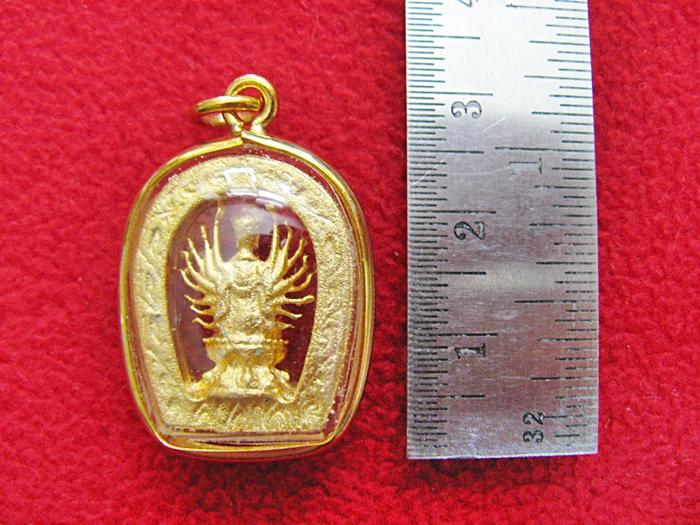 สินค้าหมดค่ะ จี้เจ้าแม่กวนอิมพันมือองค์เล็กทรงซุ้มโค้งเนื้อทองพ่นทรายล้อมเพชรเลี่ยมทองไมครอนพร้อมใบคาถาค่ะ