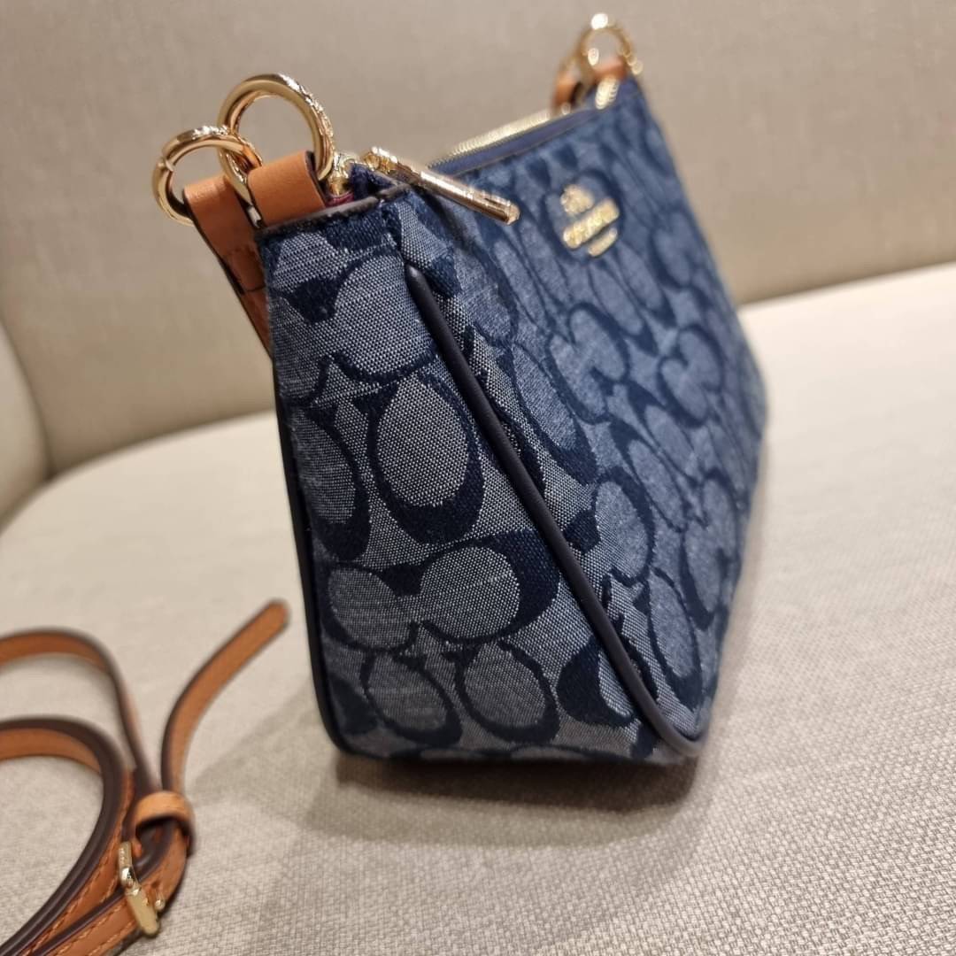 COACH 36674 TOP HANDLE POUCH IN SIGNATURE JACQUARD กระเป๋าทรงพอช ยอดฮิต ยกขึ้นแท่น ด้วยดีไซน์ที่ออกมาให้ใช้งานได้ง่าย ขนาดกำลังเหมาะ วัสดุหนังแคนวาสทนทาน ดีไปหมดขนาดนี้!! คุณลูกค้าถึงสั่งกันรัวๆจริงๆ ภายในโล่งกว้าง ใส่โทรศัพท์ได้ทุกรุ่น มาพร้อมสายคล้องแขน