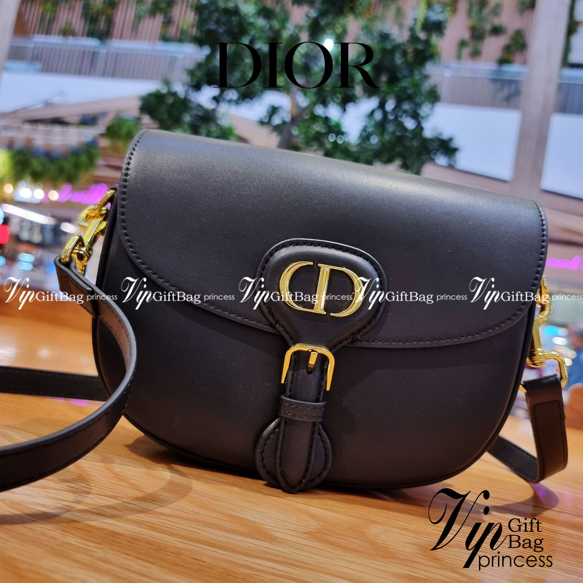 DIOR CD MEDIUM BOBBY BAG กระเป๋าสะพายข้างพรีเมี่ยมกิ๊ฟทรงสวย ดีไซน์ย้อนยุค เป็นเอกลักษณ์ไม่เหมือนใคร เปิด-ปิดด้วยกระดุมแม่เหล็ก ใช้งานง่าย อะไหล่ทองดูหรู ภายในเป็นช่องโล่ง มาพร้อมสายสะพาย crossbody ถอดออกได้ ปรับได้ จะถือเป็นคลัทช์ออกงานก็ได้ สะพายไปทำงาน