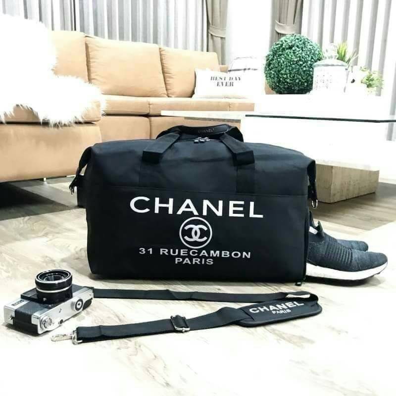 CHANEL VIP GIFT Large Travel Bag กระเป๋าเดินทาง Gift With Purchase รุ่น Limited Edition พรีเมี่ยมกิ๊ฟของเเท้จาก Chanel Perfumes Counter วัสดุ NYLON เนื้อหนาสีดำสกรีนโลโก้ด้านหน้า เปิดปิดด้วยซิป หัวซิปแบรนด์ ใบใหญ่จุใจ พิเศษ! มีช่องใส่รองเท้าด้านข้างแยกเป็