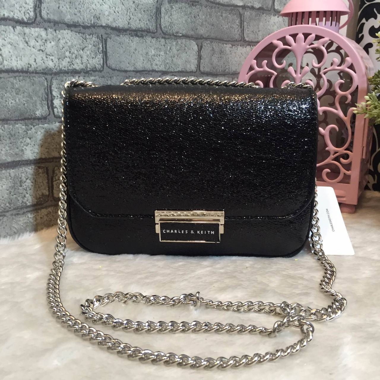 New! 2018 CHARLES & KEITH PUSH-LOCK CHAIN SLING BAG กระเป๋าสะพายโซ่ ทรงสวยสไตล์คุณหนู หนังpuลายคาเวียร์ ทรงแข็ง ฝาเปิด-ปิดด้วยตัวล็อคปั๊มโลโก้ ภายในมีช่องซิปเล็ก 1 ช่อง และช่องใส่บัตร สามารถใส่ iphone+ และของจุกจิกเพิ่มเติมได้ ด้านหลังมีช่องเล็ก 1 ช่อง สะ