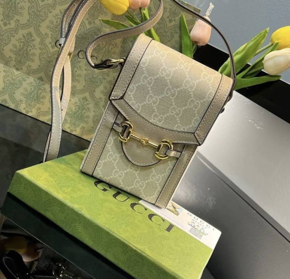 Gucci Horsebit 1955 mini bag / Gucci horsebit phone case สีใหม่ละมุนพร้อมส่ง กระเป๋าสะพาย กระเป๋าใส่โทรศัพท์ งานแฟชั่นคลาสสิก อะไหล่สวย ดีไซต์สัญลักษณ์วงแหวนตามแบบฉบับแบรนด์ มาพร้อมกล่องแบรนด์และสายสะพายยาวที่สามารถปรับระดับได้ พร้อมส่งให้สะพาย สวยๆ กันแล