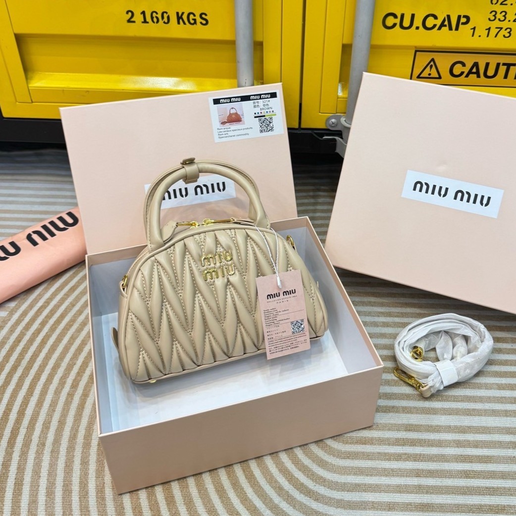 MIU MIU Dumplings leather bag กระเป๋าถือ/สะพายสุดชิค ดีไซน์เพิ่มดีเทล ด้วยการเดินด้ายเป็นเอกลักษณ์ สวยดูแพง ดีไซน์เรียบแต่มากมีอยู่จริง สวยดูแพง แมทชุดได้ง่ายสุด มินิมอลมินิใจ หูจับในตัวง่ายและสะดวกพกพา