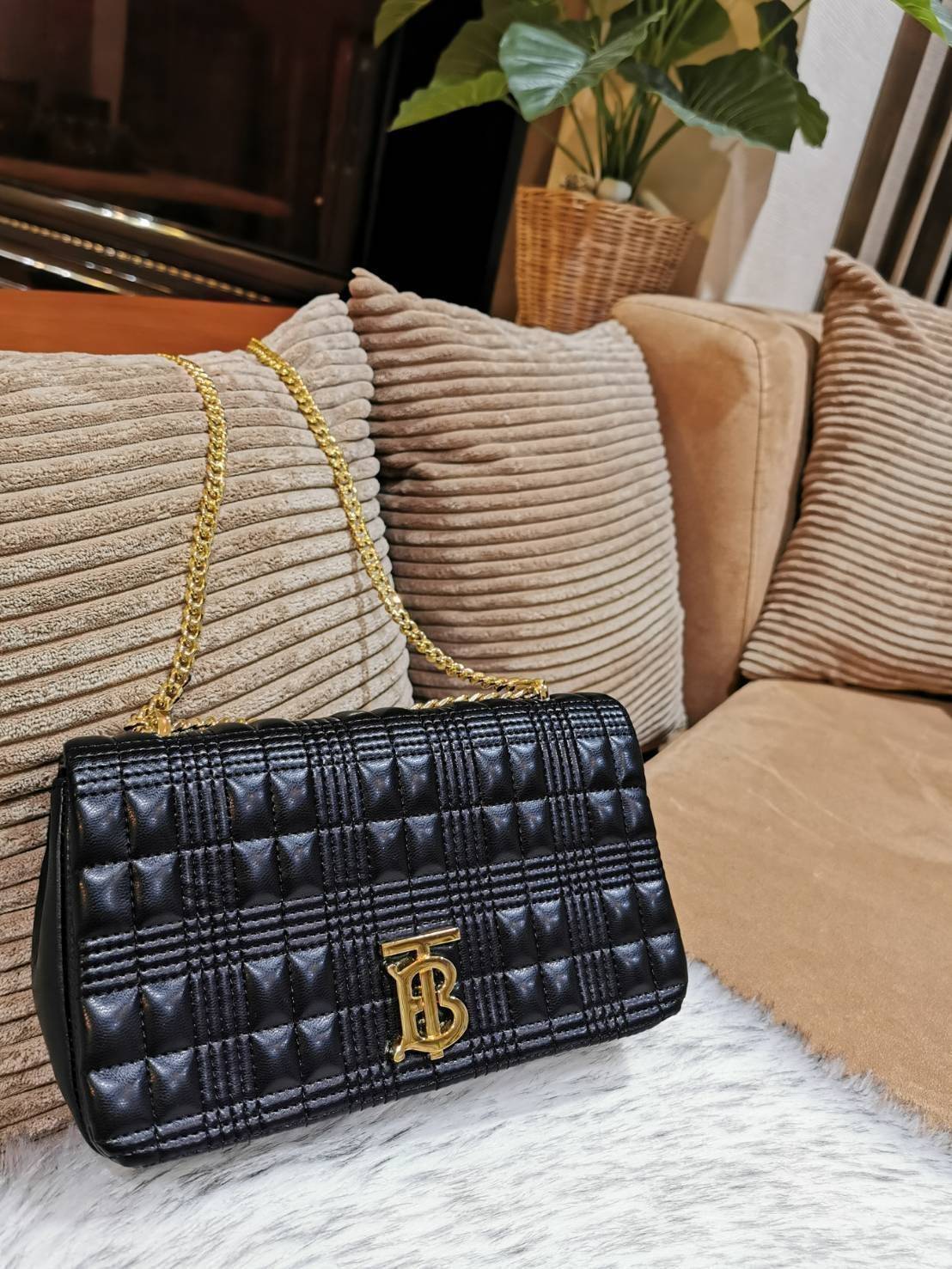 Rare items! รุ่นนี้ที่รอคอย BURBERRY FRAGRANCES QUITED LAMBSKIN BAG หนังแท้ Lambskin นิ่มสวยหรูดูดี เปิดปิดด้วยฝาปิดสัญลักษณ์รูปตัวB ภายในโล่งกว้าง ใส่มือถือ กระเป๋าสตางค์ได้ มาพร้อมสายสะพายโซ่ทองต่อหนังรองบ่าสามารถซ้อนสายสั้นสะพายไหล่ได้ หรือใช้สายยาว Cr