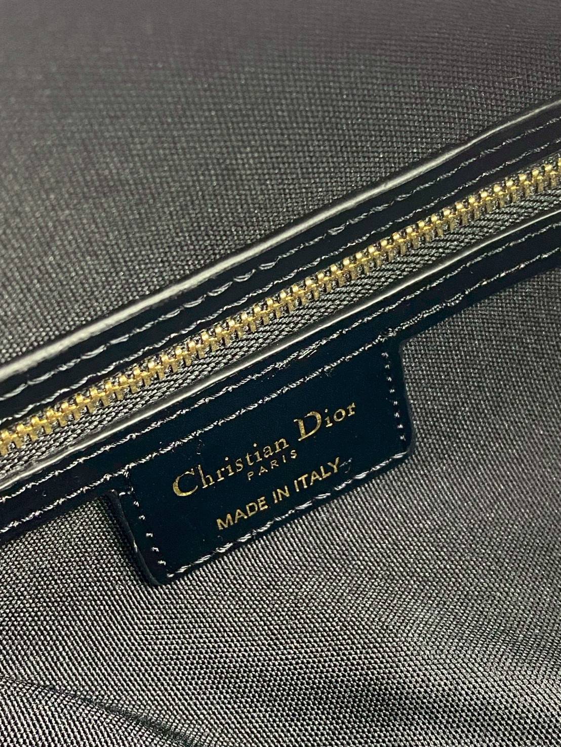 ORI หนังแท้ | DIOR D-Journey Bag กระเป๋าสะพายนิยามใหม่ดีไซน์ทันสมัย โดดเด่นด้วยรูปทรงโฮโบที่มาพร้อมกับดีไซน์ที่นุ่มนวลและทันสมัย พร้อมกับช่องใส่ของแบบติดซิป