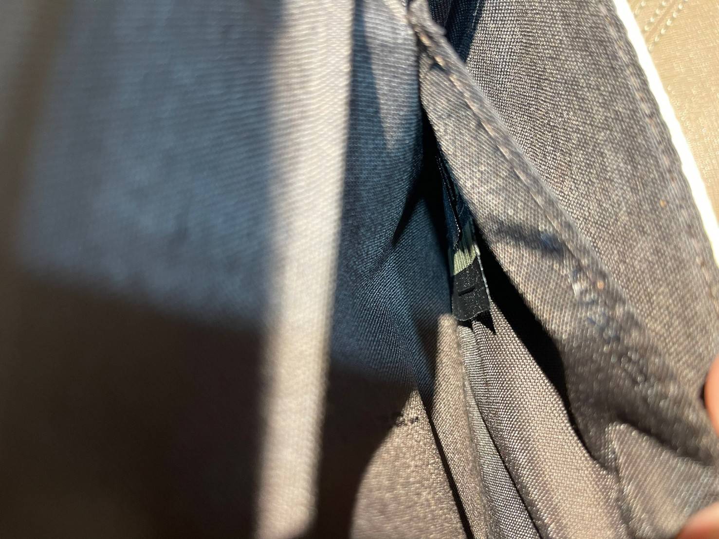 หนังแท้ Fendi Wallet On Chain With Pouches leather mini-bag กระเป๋าสะพายข้างทรงเหลี่ยมตกแต่งด้วยโลโก้ Fendi กระดุมแป๊ก มาพร้อมกระเป๋าด้านในแบบถอดได้ถึง 2ใบ สุดคุ้ม พร้อมสายโซ่และสายสปอร์ตถอดออกได้ ไอเท็มนี้ไม่ควรพลาดเลยค่าา