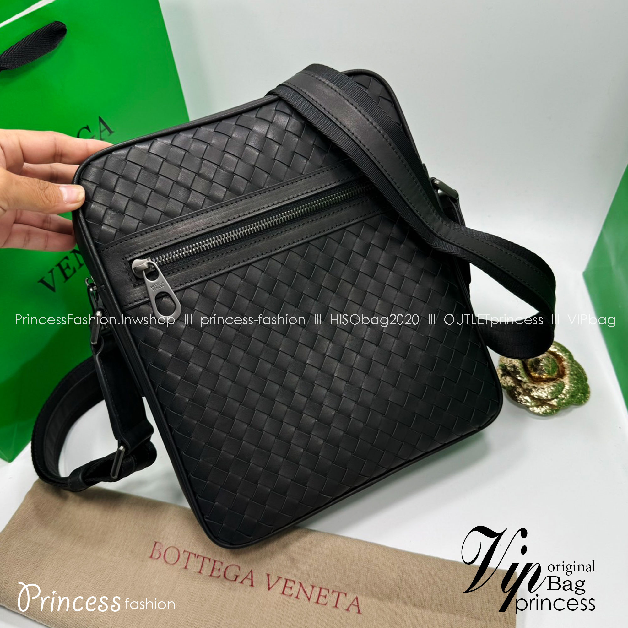 BOTTEGA Messenger Bag กระเป๋าสะพายเมสเซนเจอร์ ดีไซส์สานเป็นเอกลักษณ์ everyday look เอาใจหนุ่มๆ สวยเท่คลาสสิก เกรดออริ 1:1 ใช้งานต่างประเทศได้