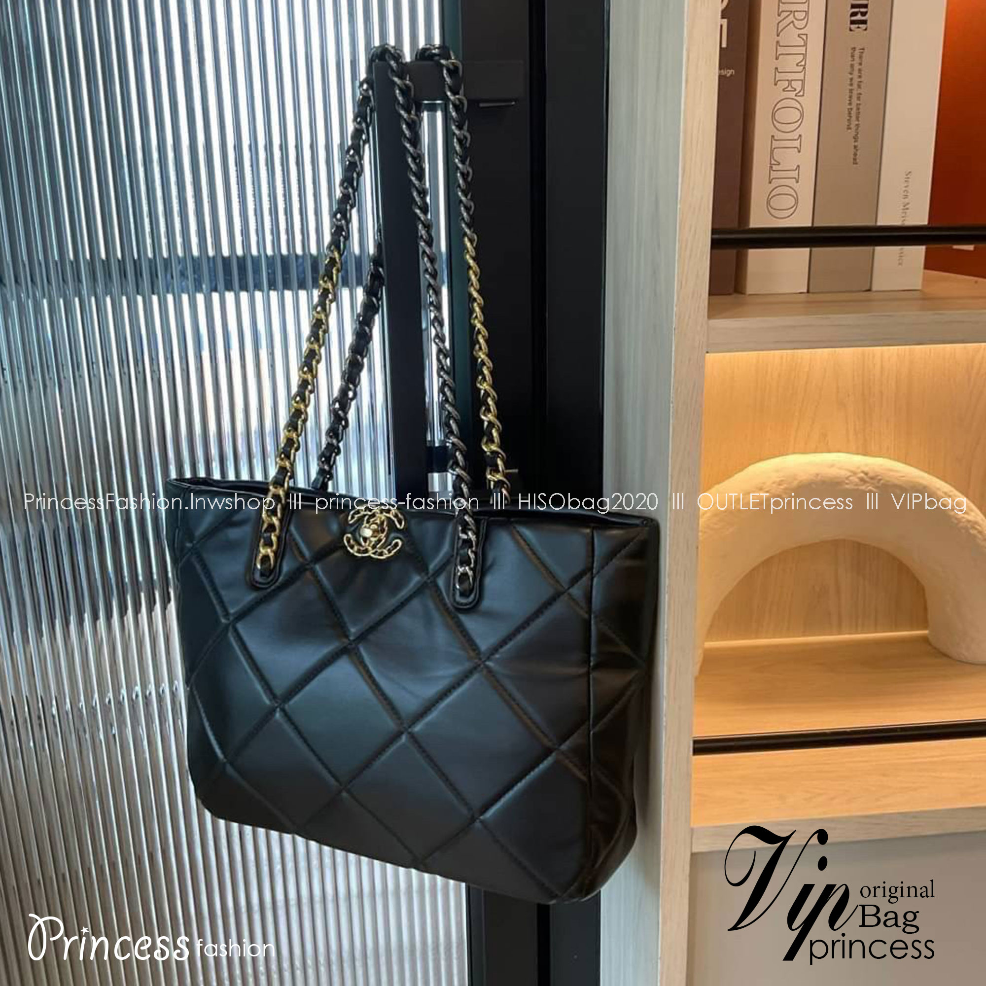 CHANEL LEATHER TOTE BAG ของเข้าเติมสต้อค ได้ล้อตราคาพิเศษค่าา ✨ รุ่นใหม่ล่าสุด ทรงที่สาวๆรอคอย ไซส์ใหญ่อลัง ตัวกระเป๋าเป็นหนังแท้เนื้อนิ่มทั้งใบ เนื้อหนาดีมาก อะไหล่สามสี ประดับโลโก้แบรนด์สลับโซ่