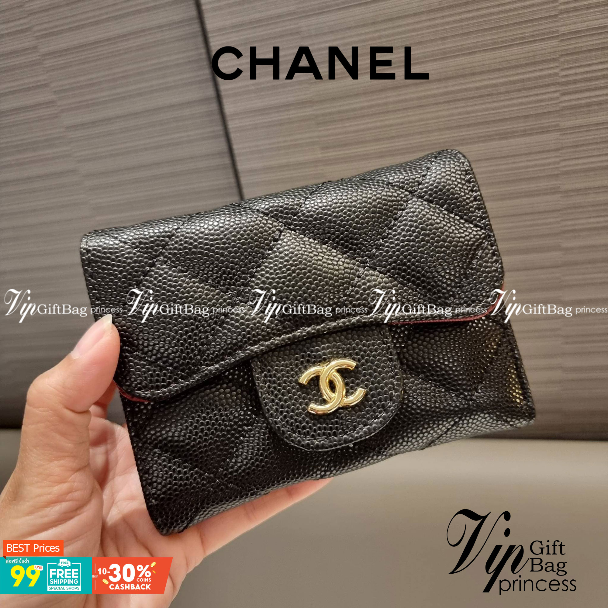 VIP 】มาแล้วจ้า!! รุ่นแนะนำ!! ฮิตติดใจสาวๆ!! กระเป๋าสตางค์ใบสั้นรุ่นฝาพับ จาก Chanel premium for gift เรียบหรู ดูไฮน์ วัสดุหนังสังเคราะห์ลายคาร์เวีย ด้านในเป็นหนังซาฟเฟียโน่ เปิด-ปิดด้วยกระดุมแม่เหล็ก ภายในกระเป๋ามีช่องใส่บัตร ใส่ธนบัตรได้ ดีไซน์เรียบหรูตา